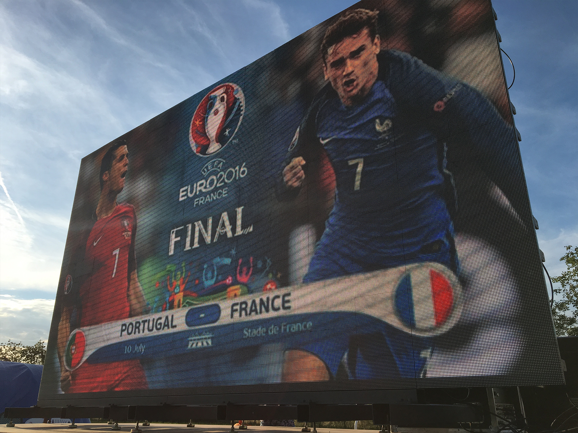 Grand écran à LED plein jour diffusant la finale de l'Euro 2016